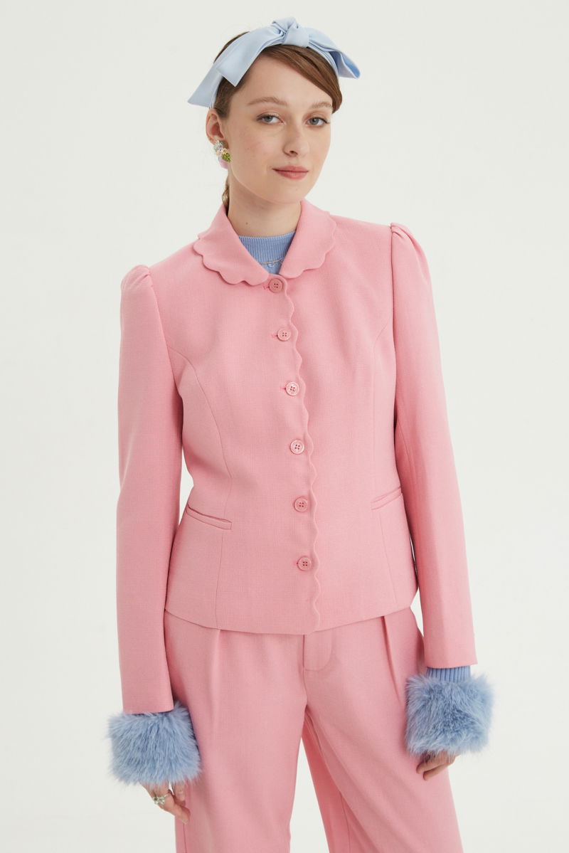 Blazer rosa sastrero entallado con terminación ondulada y mangas princesa. 
