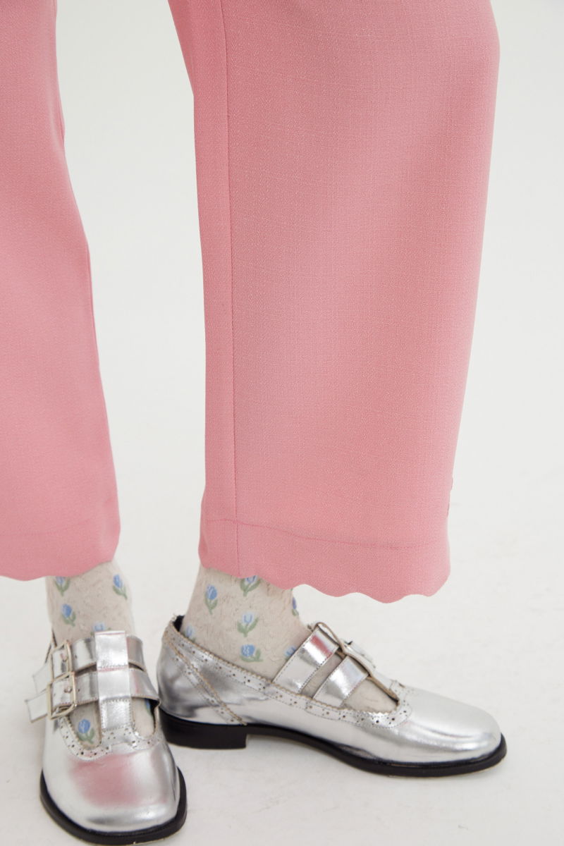 Guillermina de cuero metalizado con punta redonda y taco de 2 cm, con dos tiras ajustables con hebillas metálicas, detalles de zigzag y picado y vira marcada. 