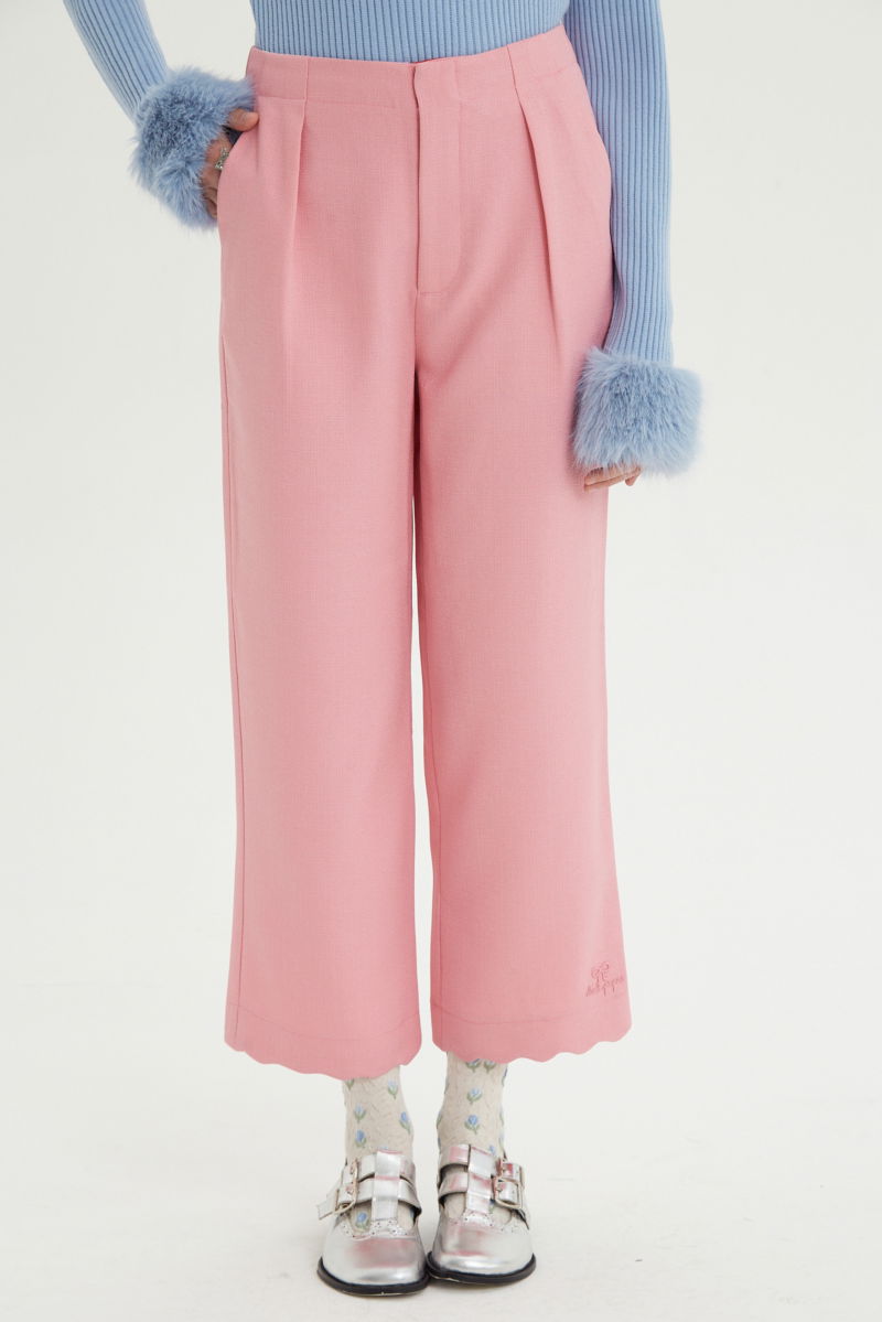 Pantalón rosa sastrero recto tiro medio con terminación ondulada en el ruedo.
