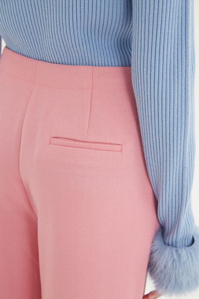 Pantalón rosa sastrero recto tiro medio con terminación ondulada en el ruedo.
