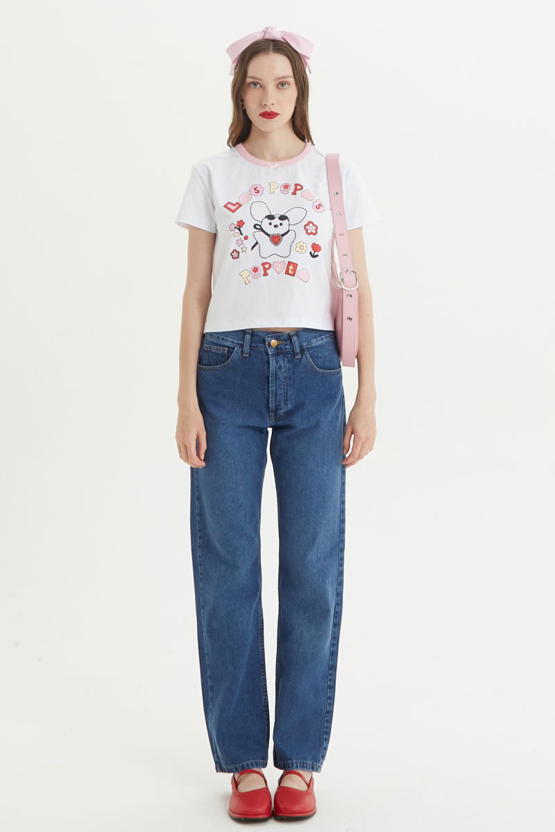 Remera de algodón con estampa central, manga corta, recta y larga hasta la cadera con cuello redondo con terminación de ribb rosa y moño de cinta de raso.