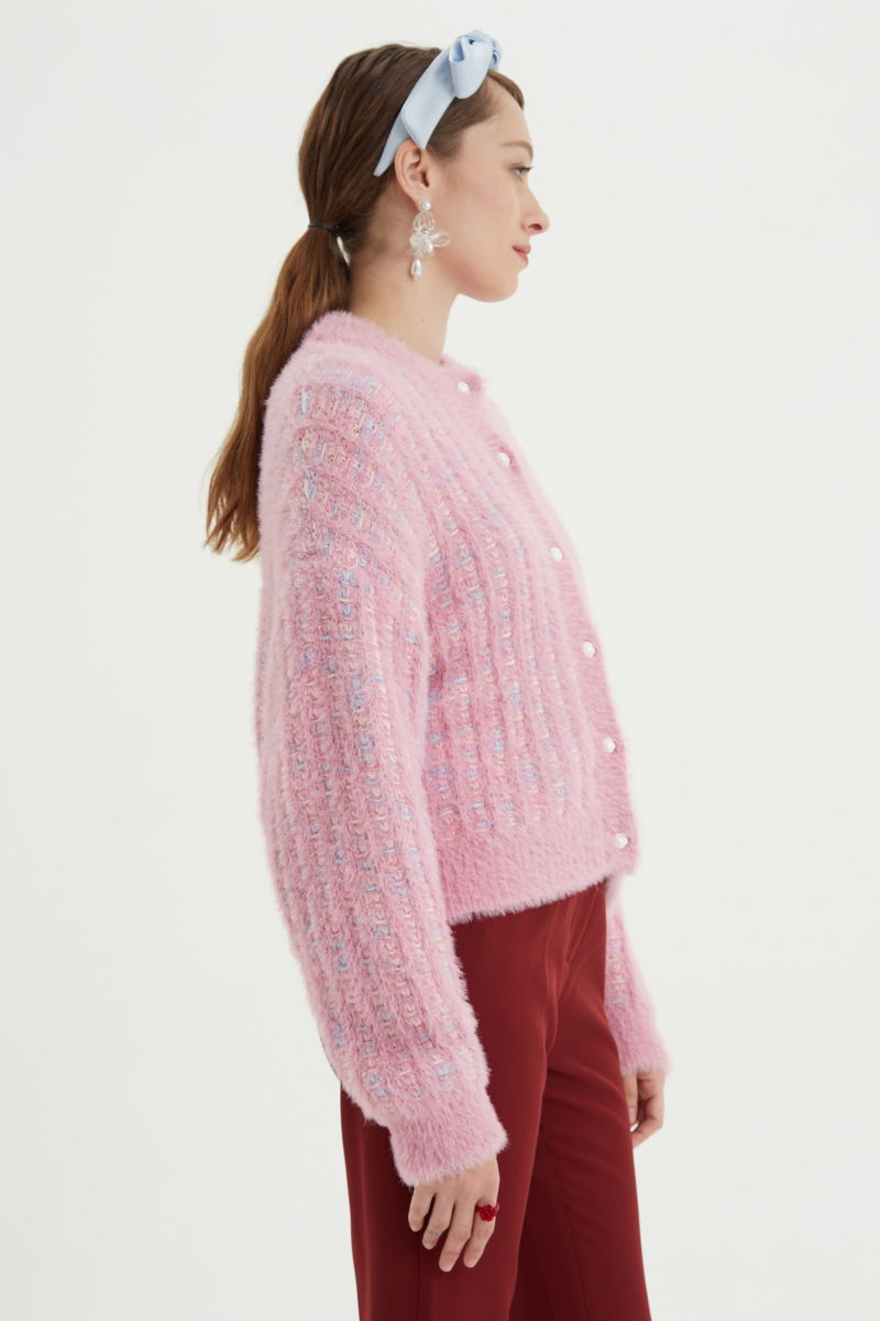 Saco tejido multicolor con textura de pelo y botones perlados en forma de flor. 
