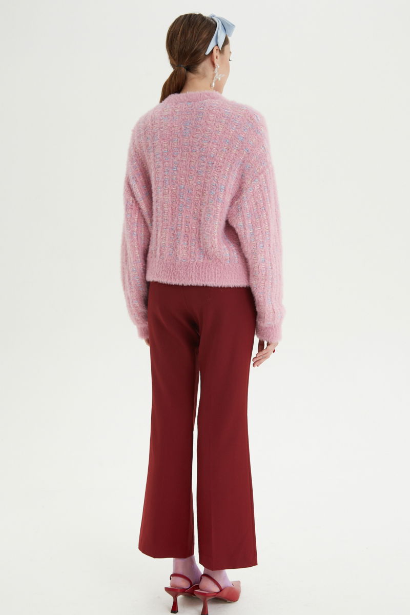 Pantalón bordo sastrero tiro alto de corte recto y largo al tobillo con pinzas en el frente, bolsillos laterales y bolsillo ojal en la espalda. 
