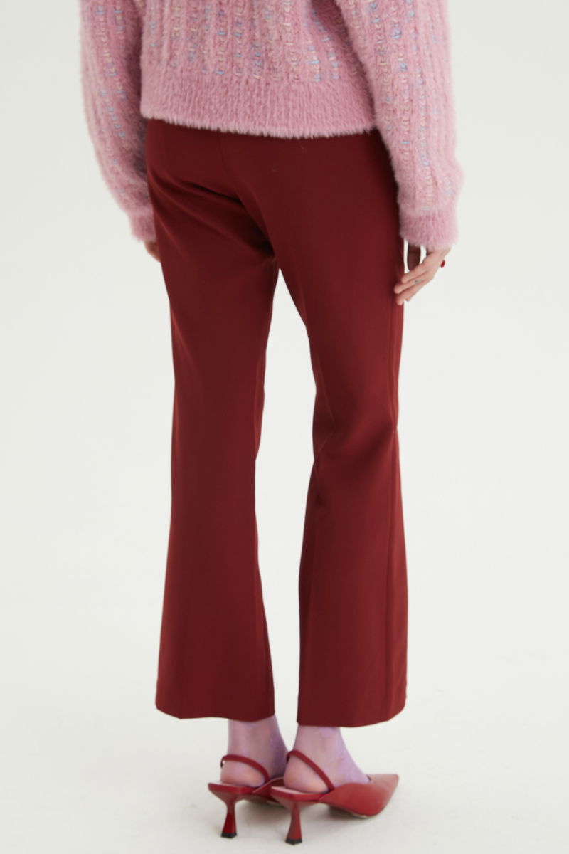 Pantalón bordo sastrero tiro alto de corte recto y largo al tobillo con pinzas en el frente, bolsillos laterales y bolsillo ojal en la espalda. 
