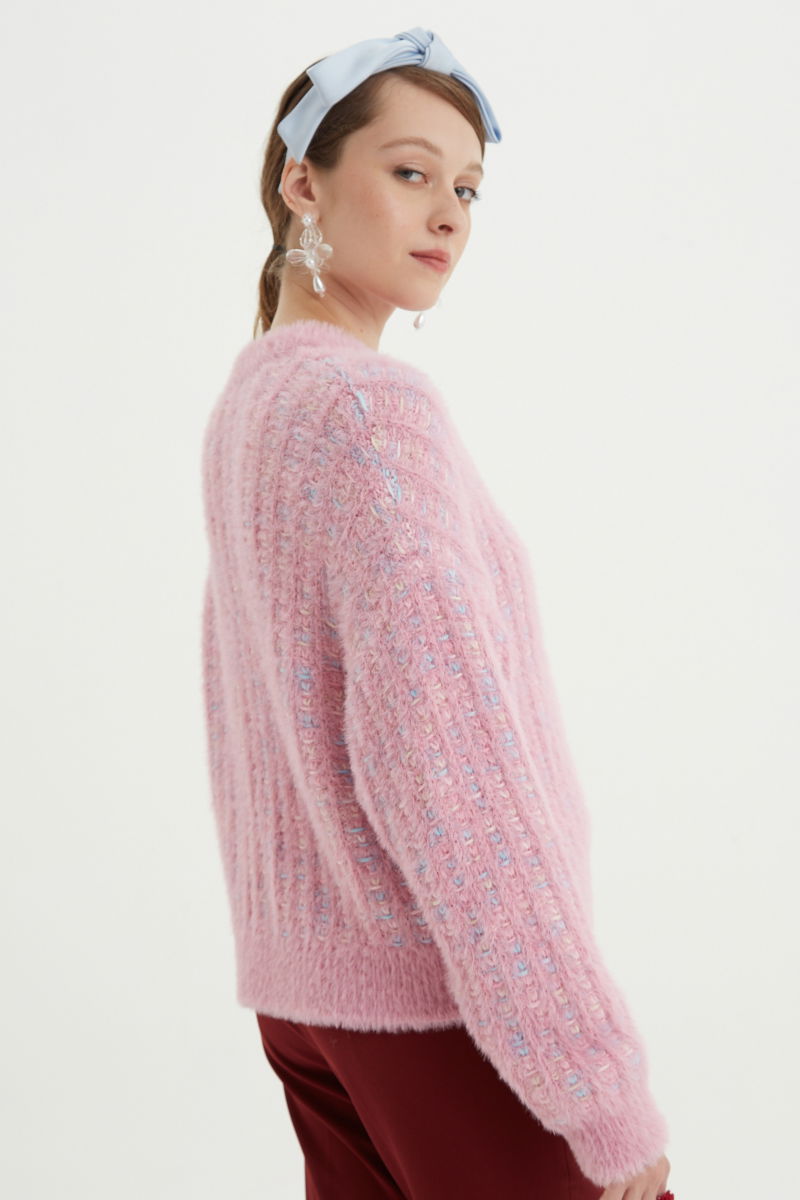 Saco tejido multicolor con textura de pelo y botones perlados en forma de flor. 
