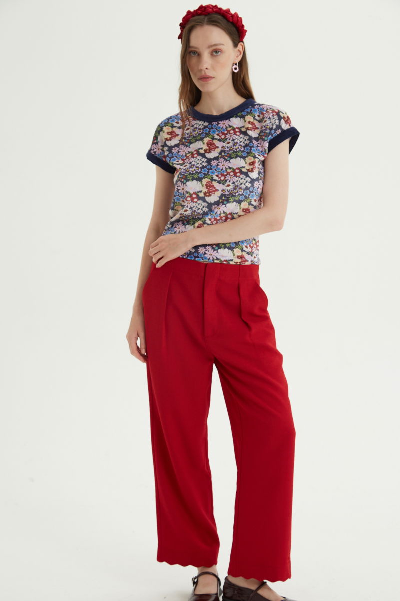 Remera al cuerpo de terciopelo con estampa floral y terminaciones en ribb azul en cuello y mangas. 
