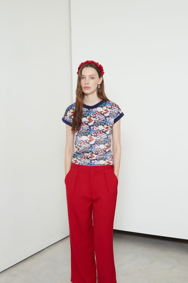 Remera al cuerpo de terciopelo con estampa floral y terminaciones en ribb azul en cuello y mangas. 
