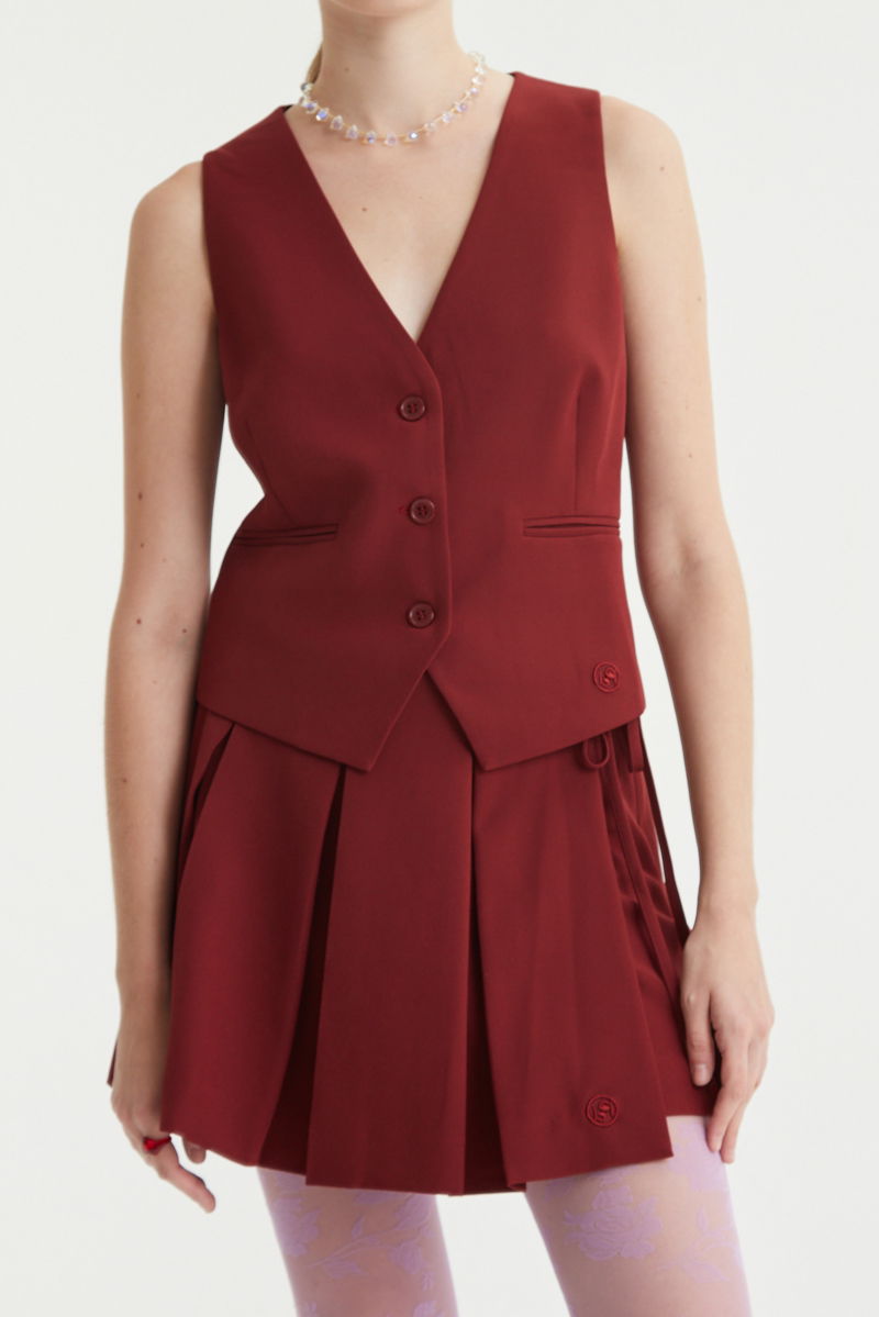 Chaleco bordo sastrero largo a la cadera con botones a tono, bolsillos ojal y pinzas en frente y espalda. 
