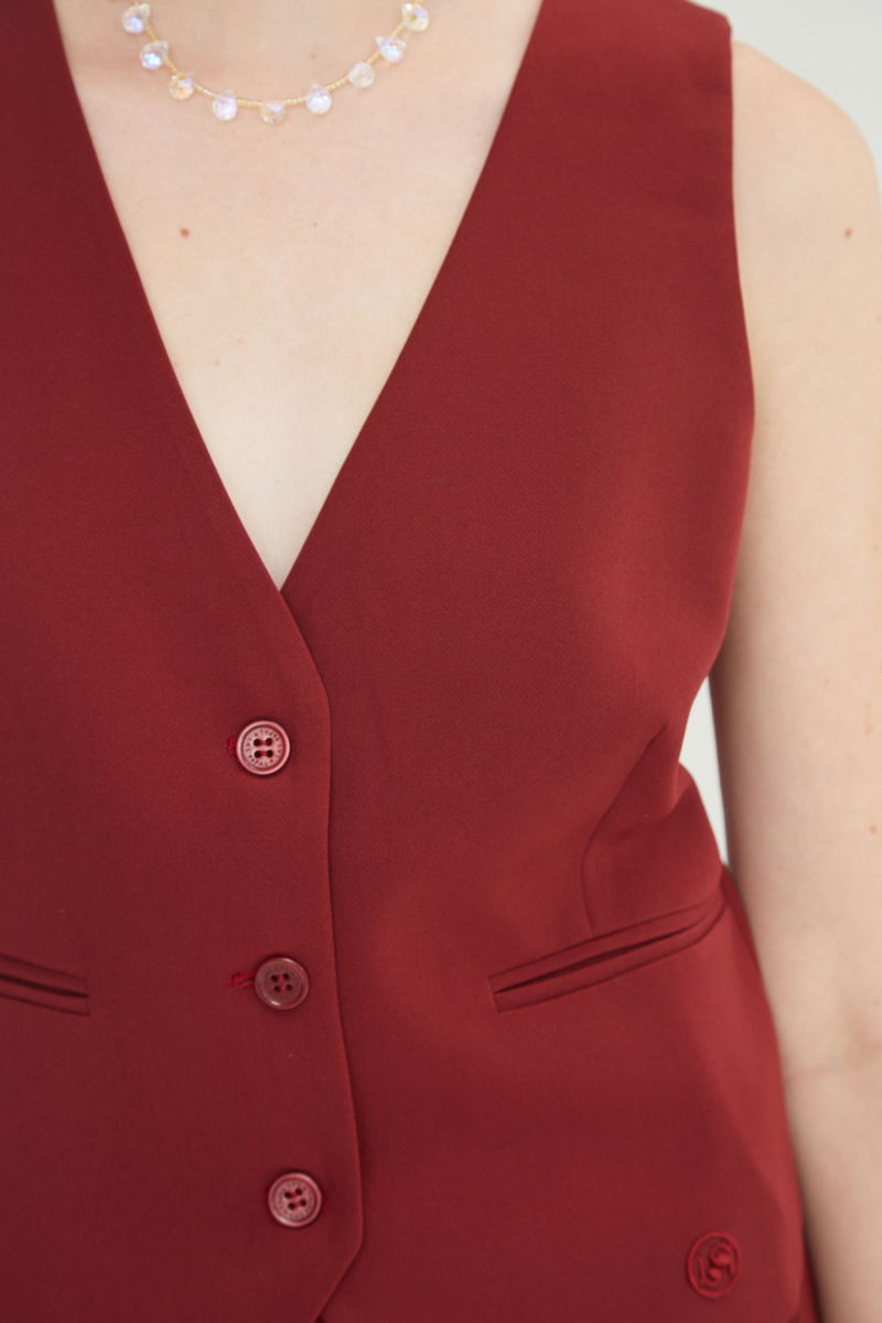 Chaleco bordo sastrero largo a la cadera con botones a tono, bolsillos ojal y pinzas en frente y espalda. 
