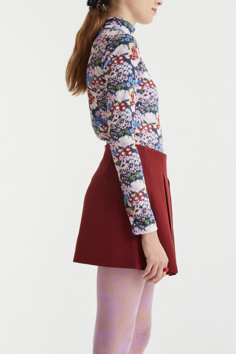 Polera de terciopelo con estampa floral, al cuerpo y larga hasta la cadera.
