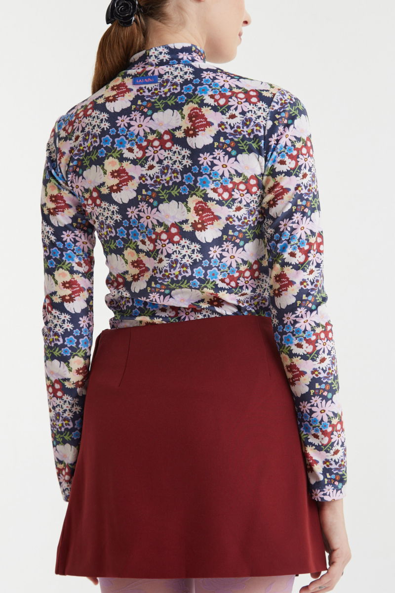 Polera de terciopelo con estampa floral, al cuerpo y larga hasta la cadera.
