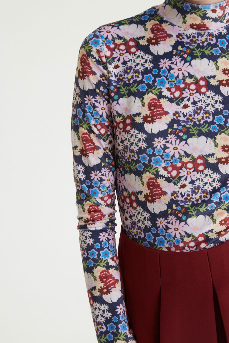 Polera de terciopelo con estampa floral, al cuerpo y larga hasta la cadera.
