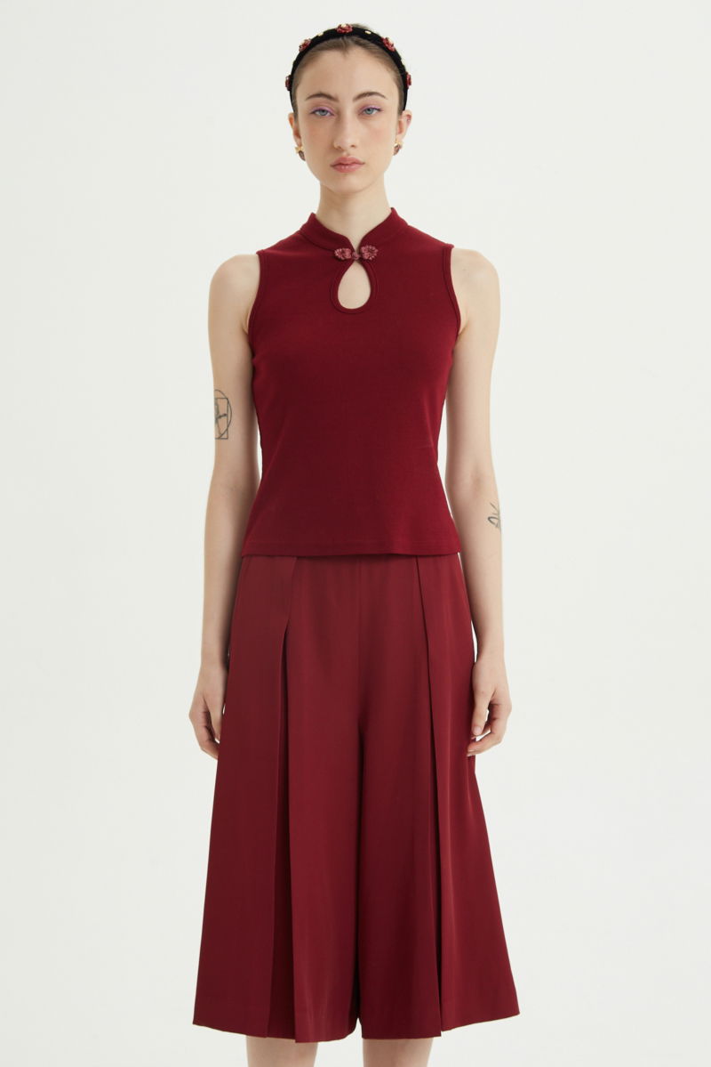 Bermuda bordo sastrera tiro medio con piernas anchas hasta la rodilla, cintura trasera con elástico, tablas y bolsillos laterales. 